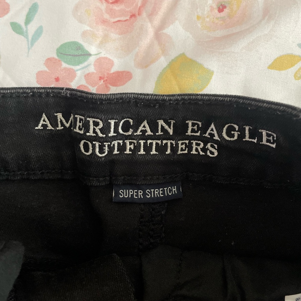 AMERICAN EAGLE OUTFITTERS Cut-off Jean Shorts. Black and women’s size 4. - Picture 2 of 4